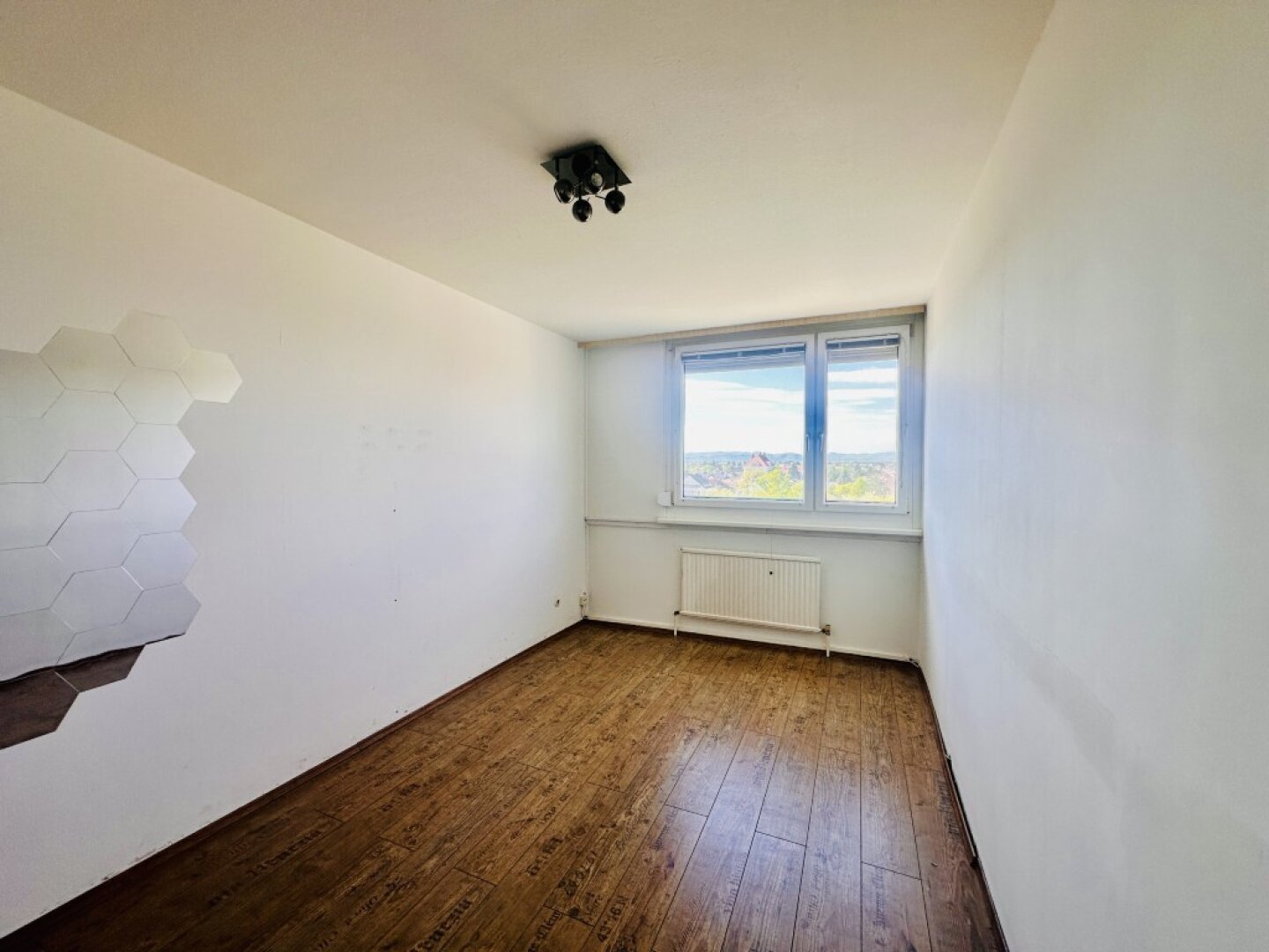 Gepflegte 3-Zimmer Wohnung im beliebten Zehnerviertel – Fernblick im 5. Stock | Sofort beziehbar