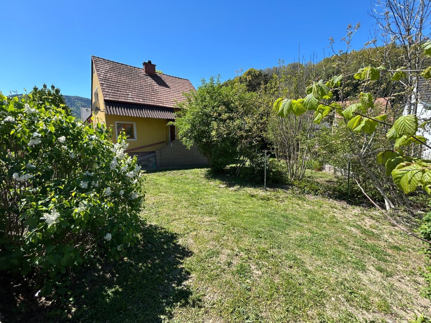 Geräumiges Einfamilienhaus mit Garten und Nebengebäude am Stadtrand von Gloggnitz – sofort verfügbar