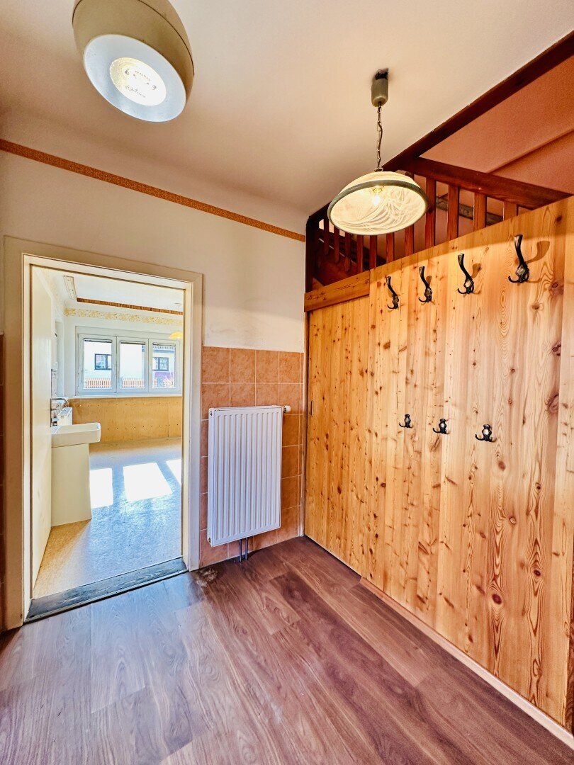 Geräumiges Einfamilienhaus mit Garten und Nebengebäude am Stadtrand von Gloggnitz – sofort verfügbar