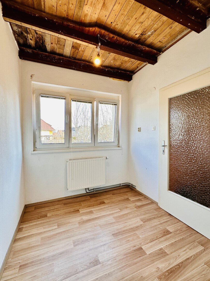 Geräumiges Einfamilienhaus mit Garten und Nebengebäude am Stadtrand von Gloggnitz – sofort verfügbar