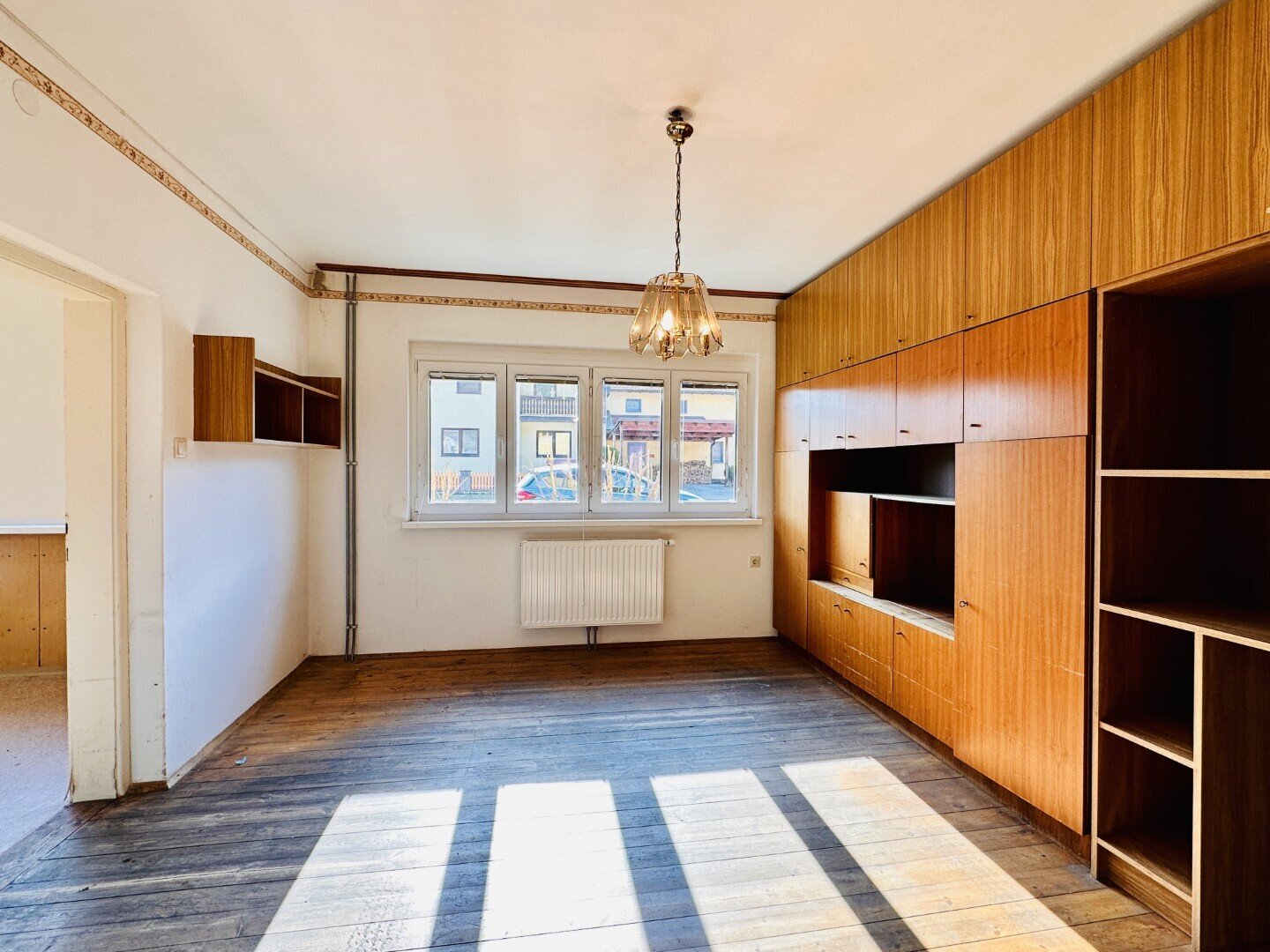 Geräumiges Einfamilienhaus mit Garten und Nebengebäude am Stadtrand von Gloggnitz – sofort verfügbar