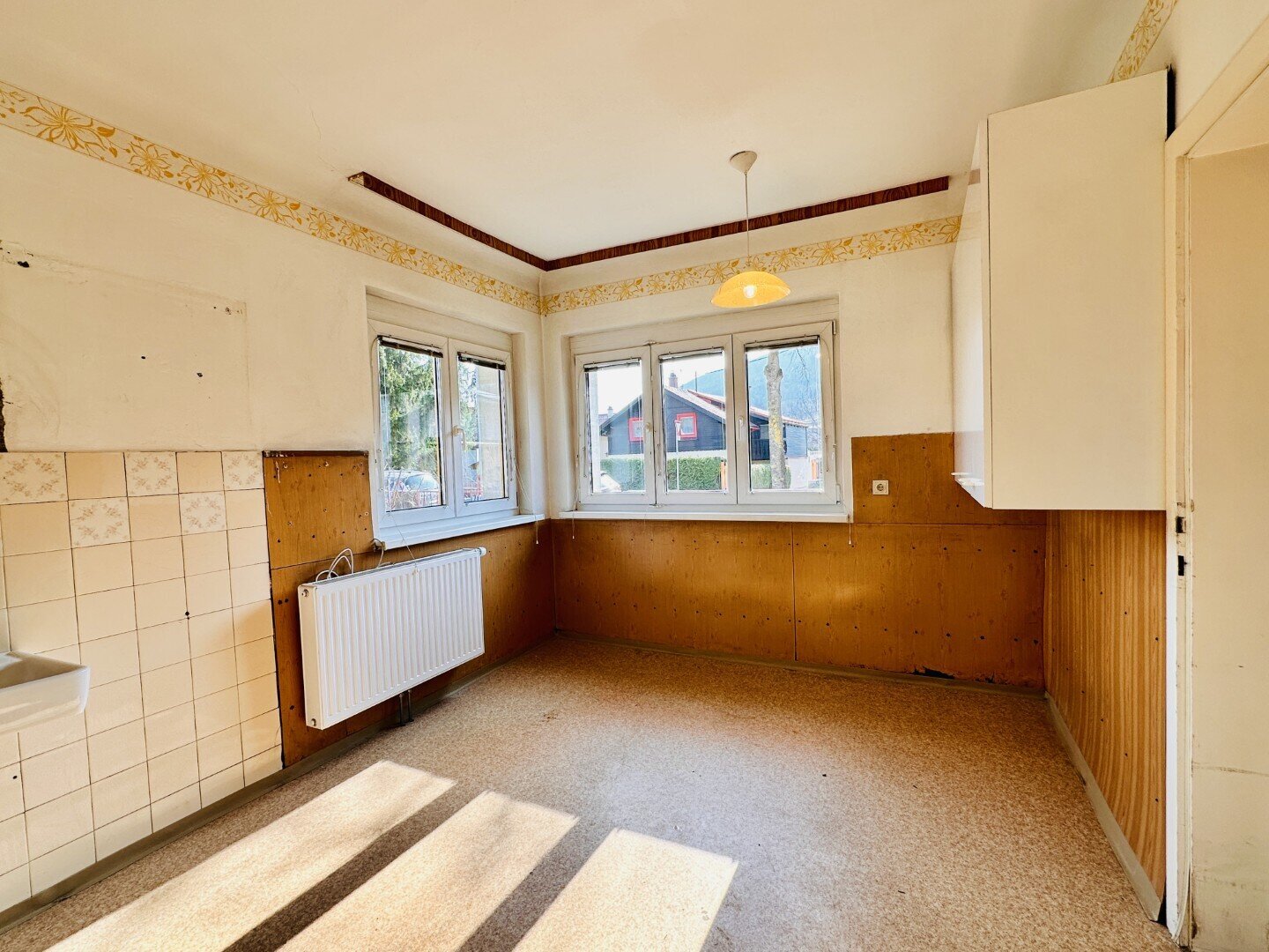 Geräumiges Einfamilienhaus mit Garten und Nebengebäude am Stadtrand von Gloggnitz – sofort verfügbar