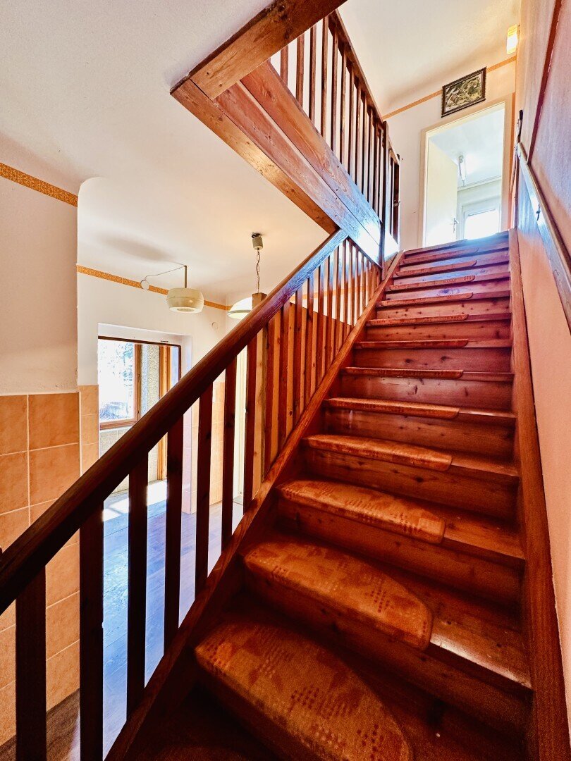 Geräumiges Einfamilienhaus mit Garten und Nebengebäude am Stadtrand von Gloggnitz – sofort verfügbar