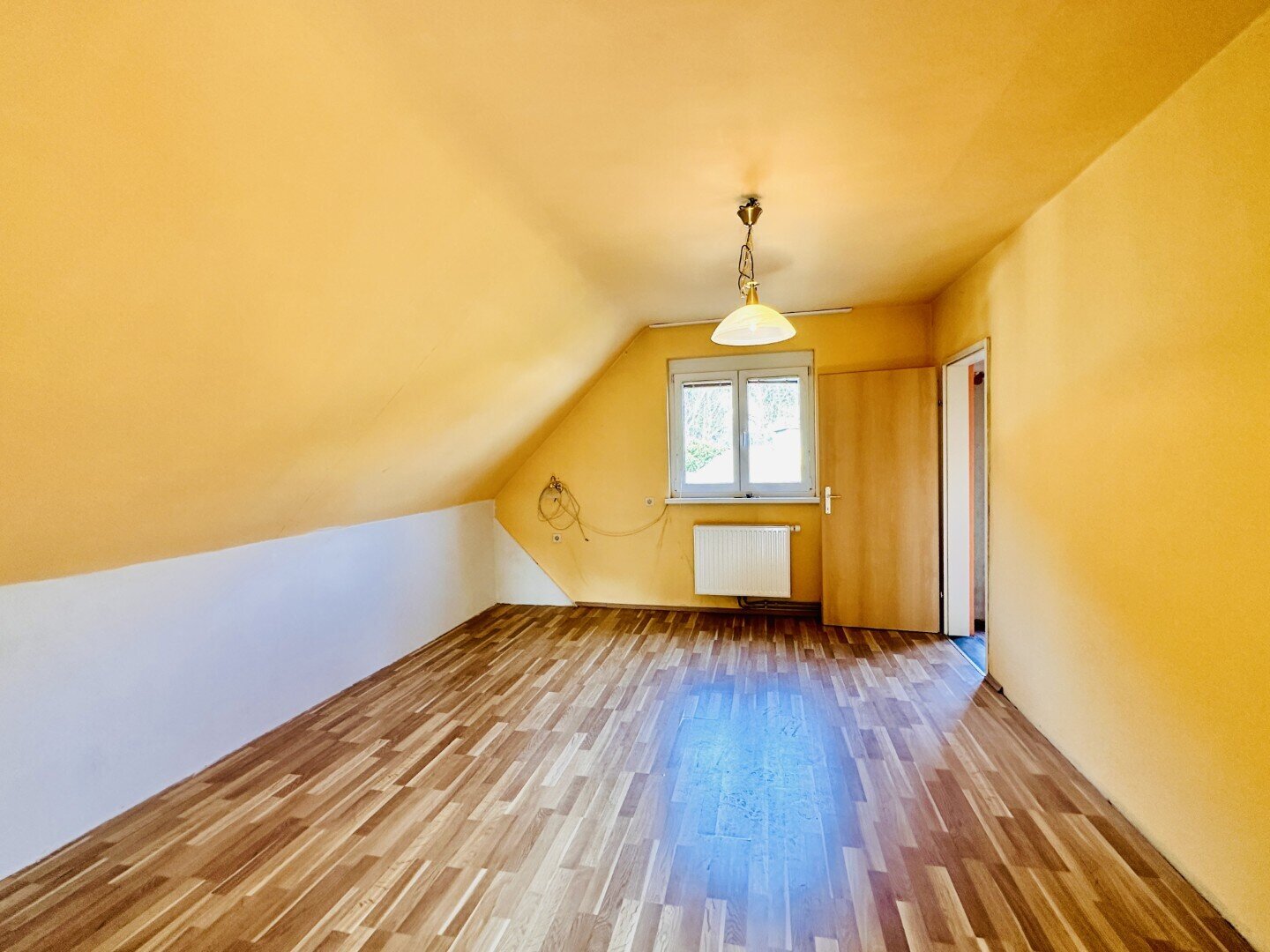 Geräumiges Einfamilienhaus mit Garten und Nebengebäude am Stadtrand von Gloggnitz – sofort verfügbar