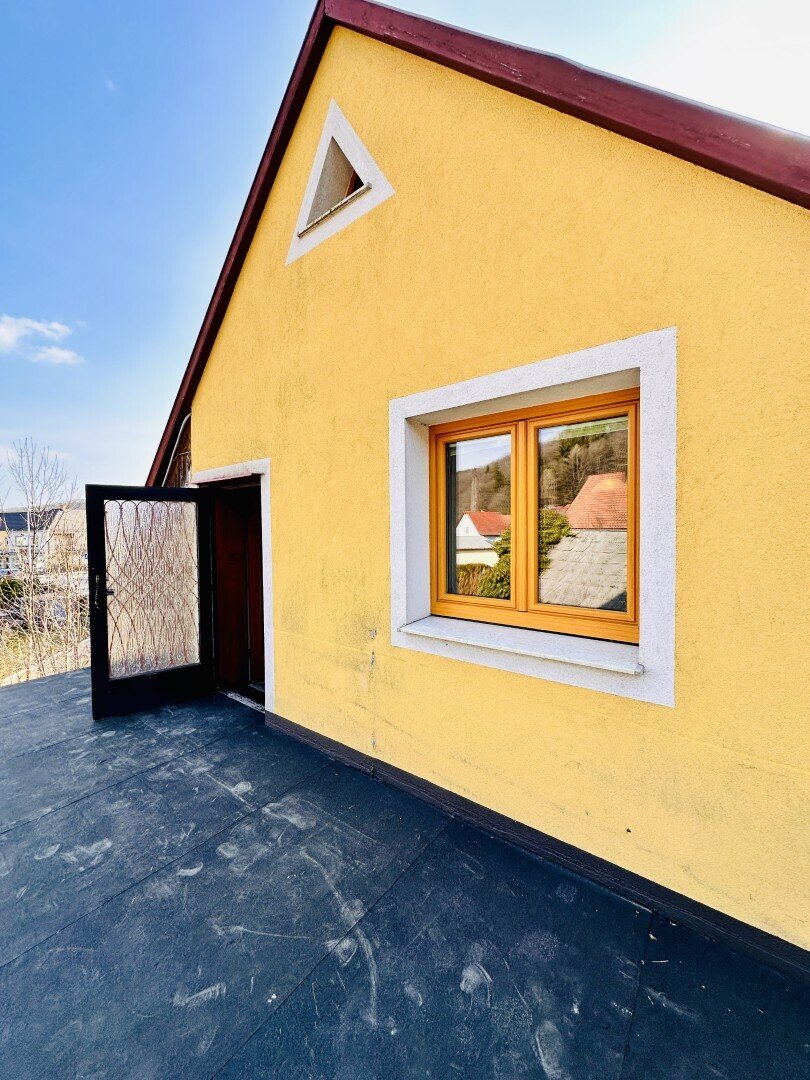 Geräumiges Einfamilienhaus mit Garten und Nebengebäude am Stadtrand von Gloggnitz – sofort verfügbar