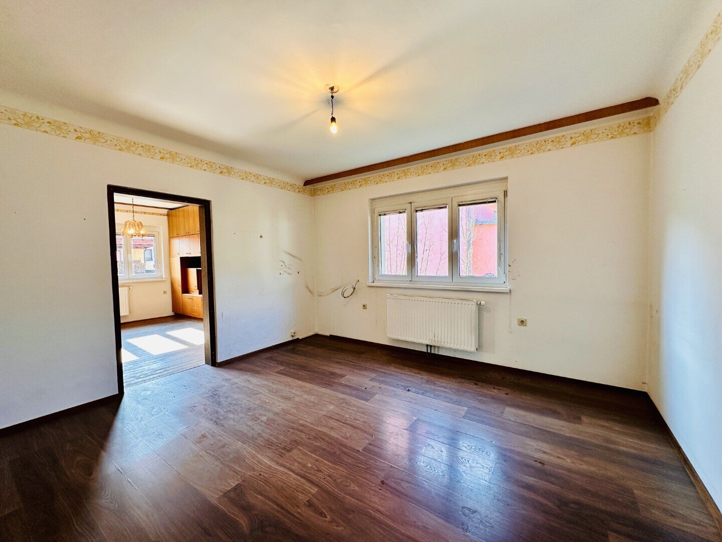 Geräumiges Einfamilienhaus mit Garten und Nebengebäude am Stadtrand von Gloggnitz – sofort verfügbar