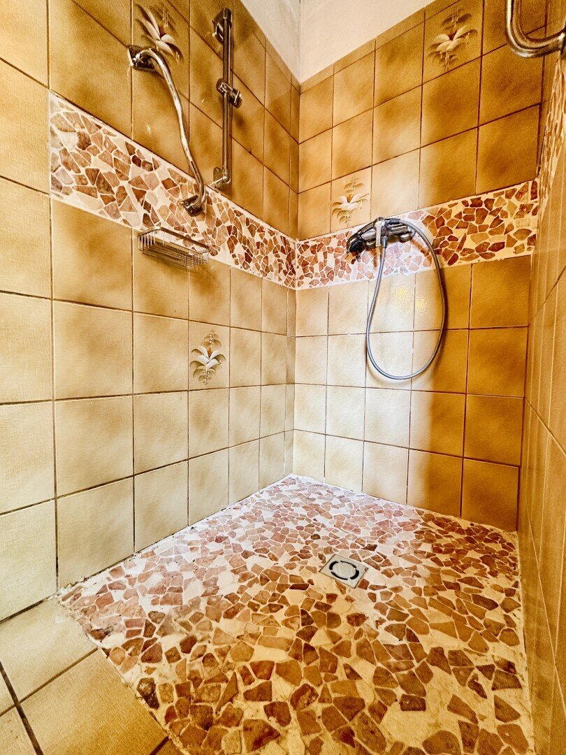 Geräumiges Einfamilienhaus mit Garten und Nebengebäude am Stadtrand von Gloggnitz – sofort verfügbar