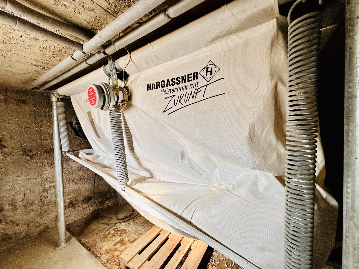 Geräumiges Einfamilienhaus mit Garten und Nebengebäude am Stadtrand von Gloggnitz – sofort verfügbar