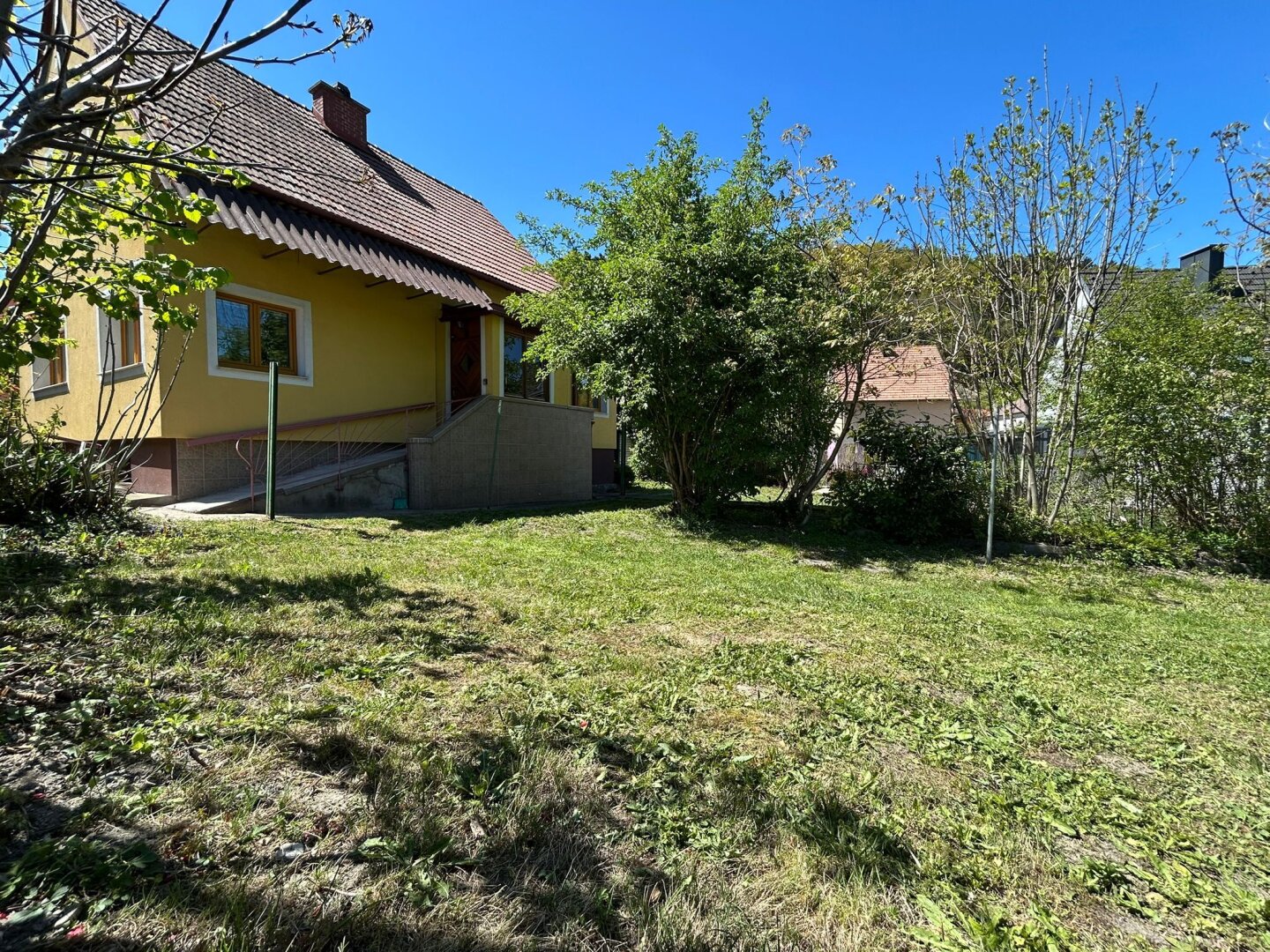 Geräumiges Einfamilienhaus mit Garten und Nebengebäude am Stadtrand von Gloggnitz – sofort verfügbar