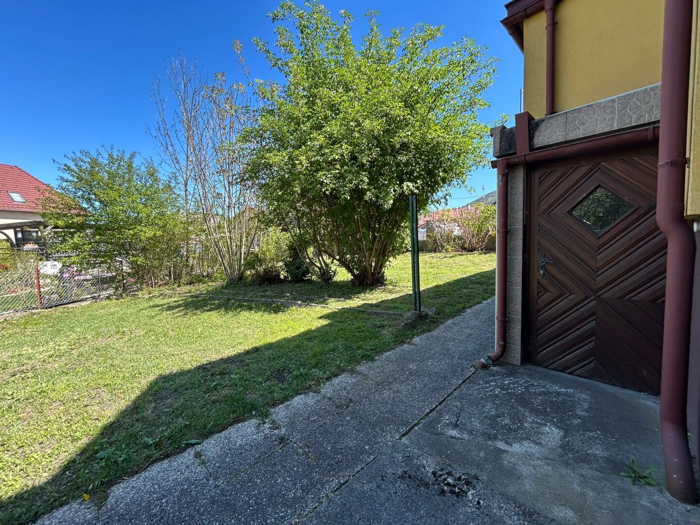 Geräumiges Einfamilienhaus mit Garten und Nebengebäude am Stadtrand von Gloggnitz – sofort verfügbar