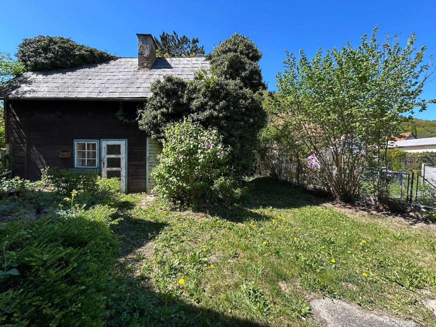 Geräumiges Einfamilienhaus mit Garten und Nebengebäude am Stadtrand von Gloggnitz – sofort verfügbar