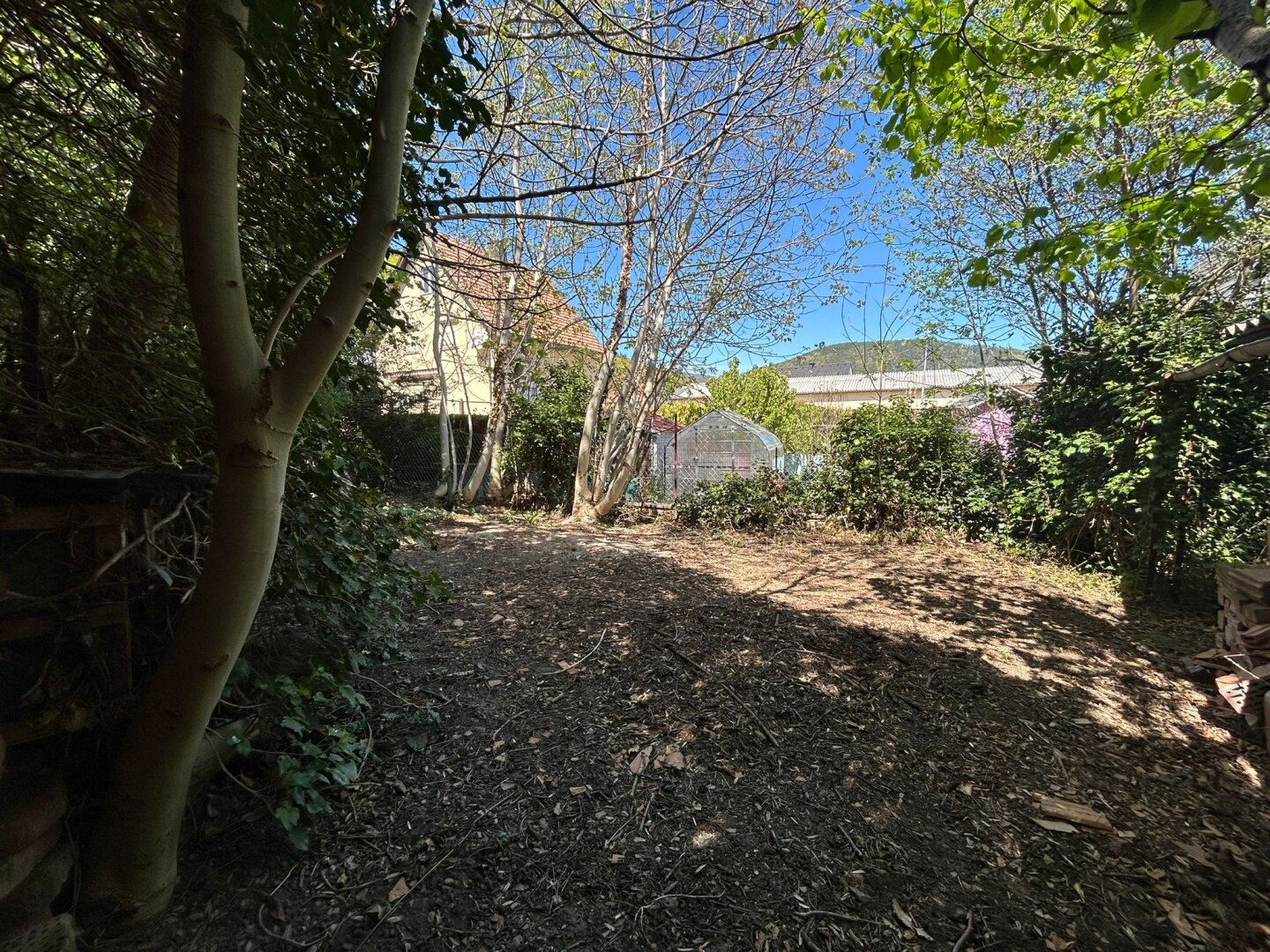 Geräumiges Einfamilienhaus mit Garten und Nebengebäude am Stadtrand von Gloggnitz – sofort verfügbar