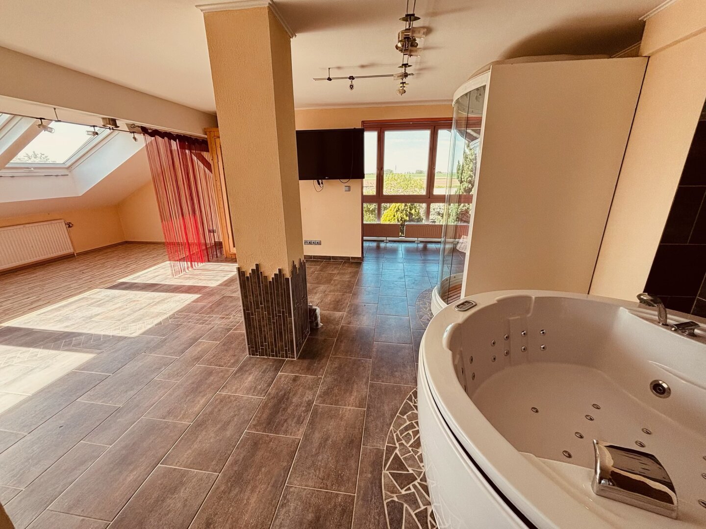 HELL UND WOHNLICH IST DAS AMBIENTE DIESES HAUSES