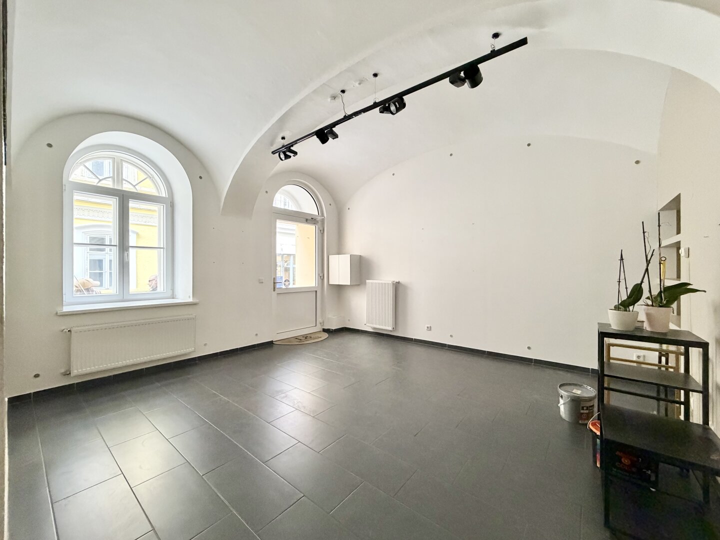 ATTRAKTIVES GESCHÄFTSLOKAL NÄHE SCHWARZENBERGPLATZ (UNBEFRISTET)