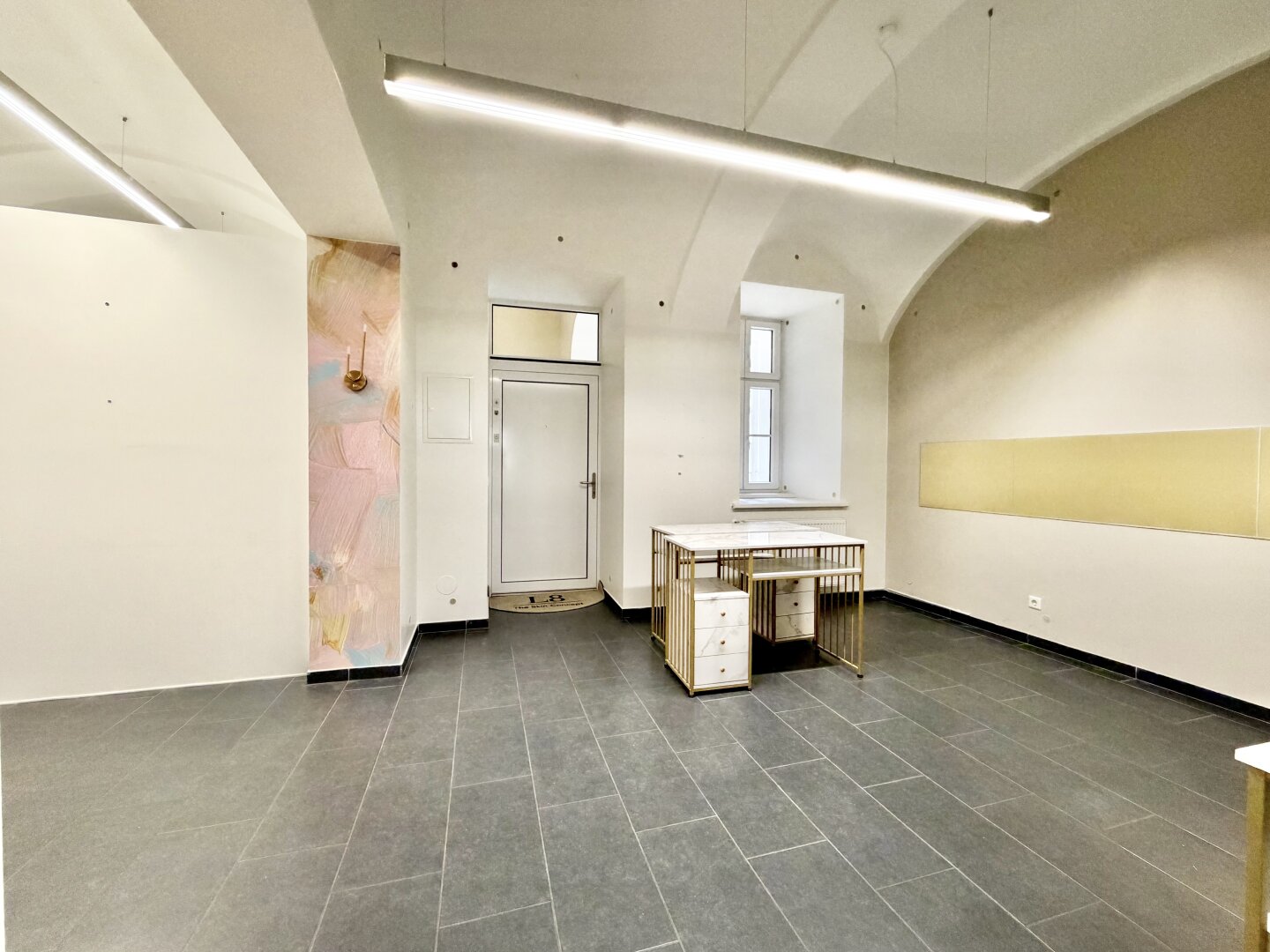ATTRAKTIVES GESCHÄFTSLOKAL NÄHE SCHWARZENBERGPLATZ (UNBEFRISTET)