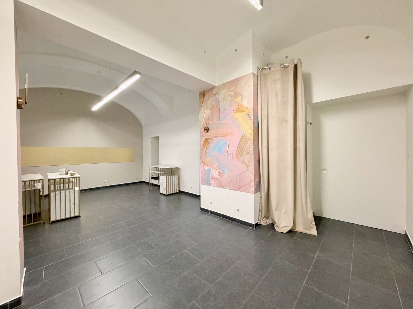 ATTRAKTIVES GESCHÄFTSLOKAL NÄHE SCHWARZENBERGPLATZ (UNBEFRISTET)