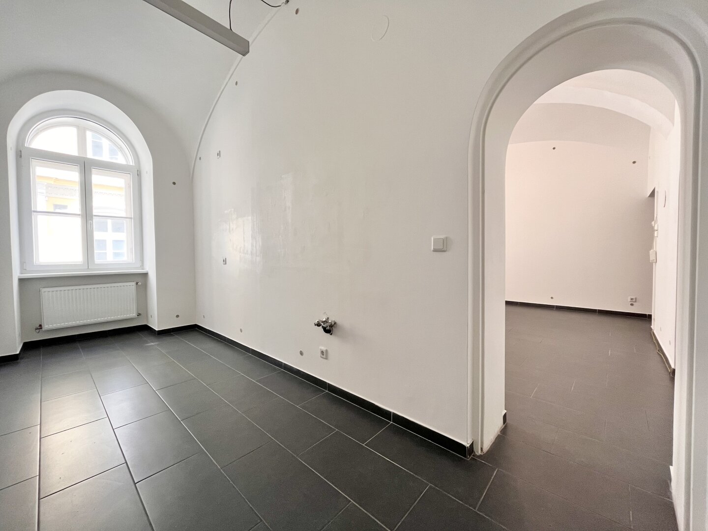 ATTRAKTIVES GESCHÄFTSLOKAL NÄHE SCHWARZENBERGPLATZ (UNBEFRISTET)