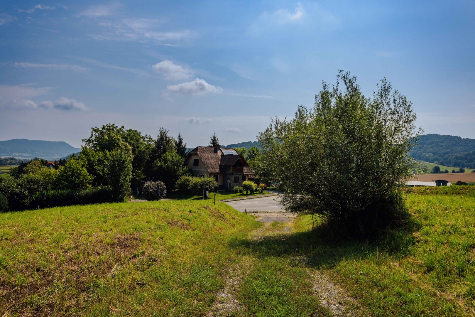 Traumgrundstück am Waldrand: Genießen Sie ein einladendes Sonnenparadies mit Panoramablick!