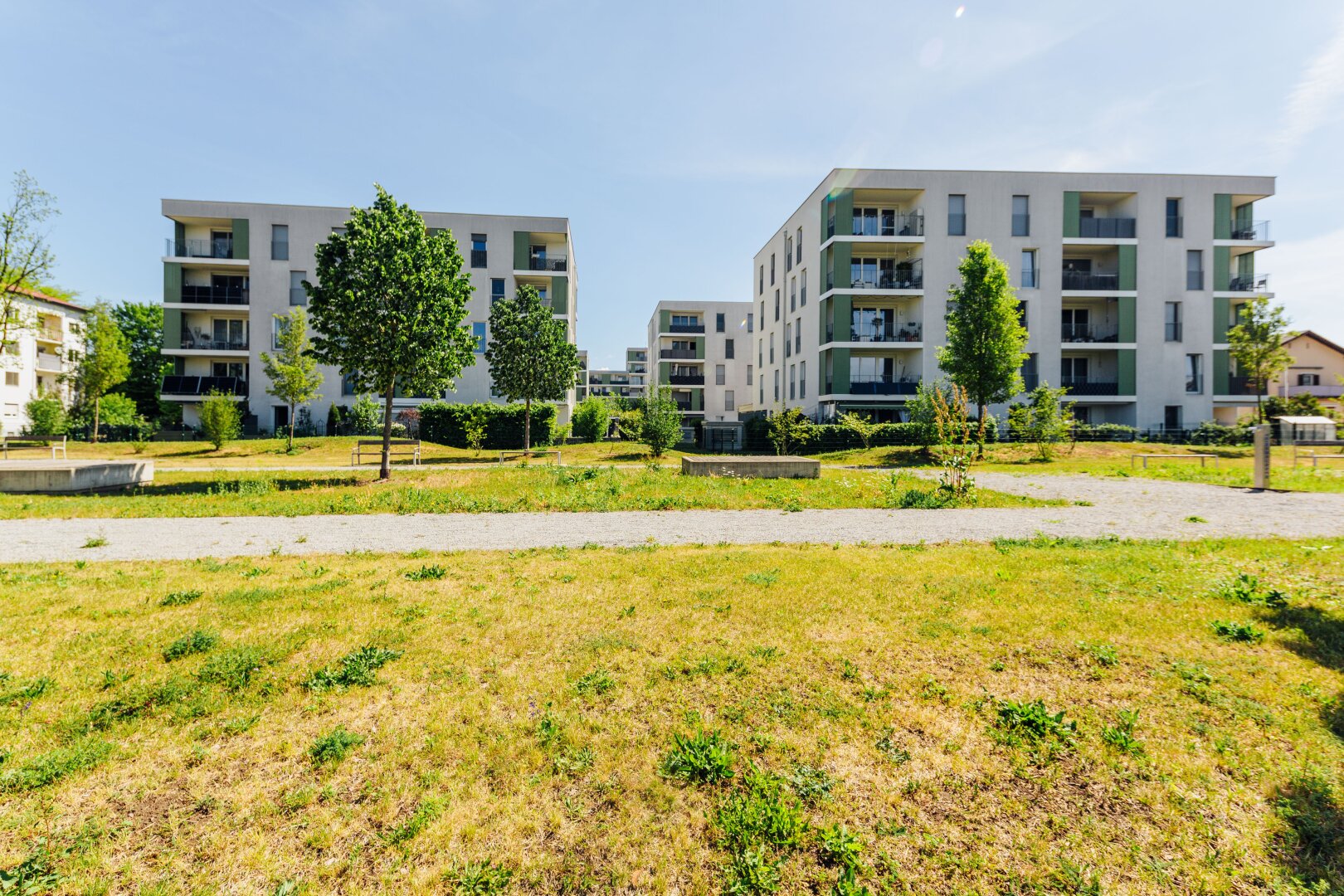 Sonnige Gartenwohnung - eingezäunt und begrünt! Mietpreis inkl. BK, HK und Tiefgaragenplatz!