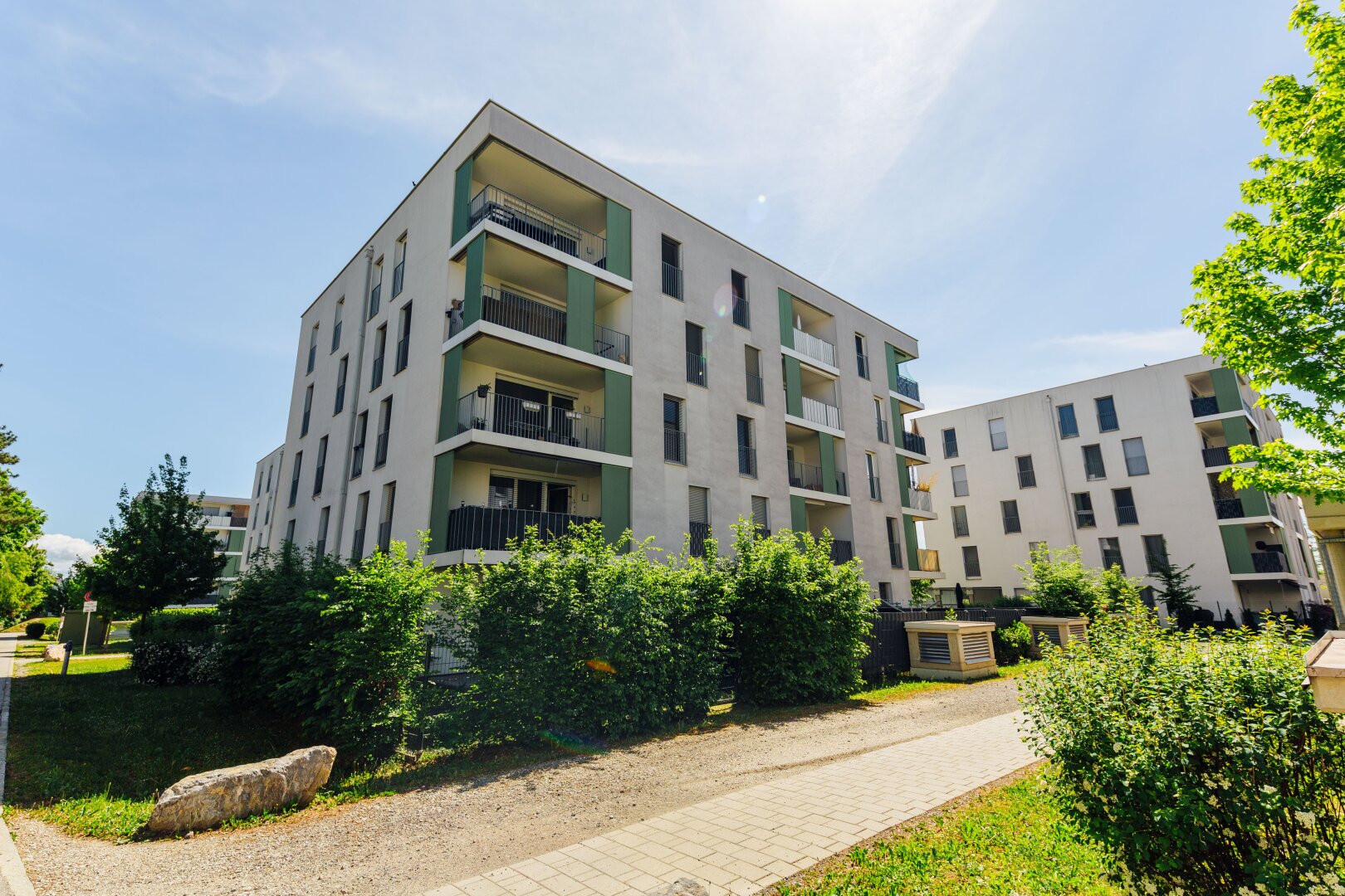 Sonnige Gartenwohnung - eingezäunt und begrünt! Mietpreis inkl. BK, HK und Tiefgaragenplatz!