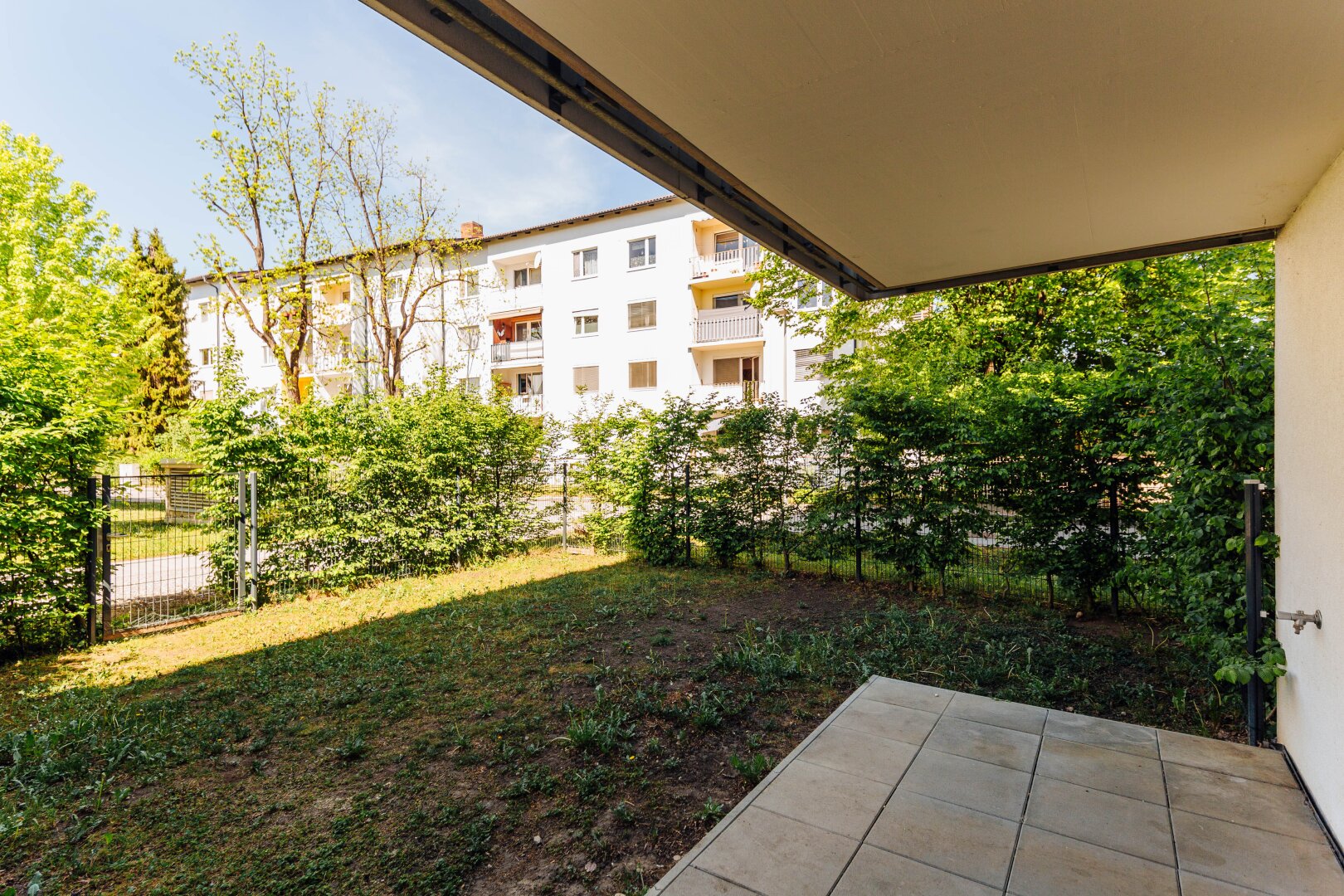 Sonnige Gartenwohnung - eingezäunt und begrünt! Mietpreis inkl. BK, HK und Tiefgaragenplatz!