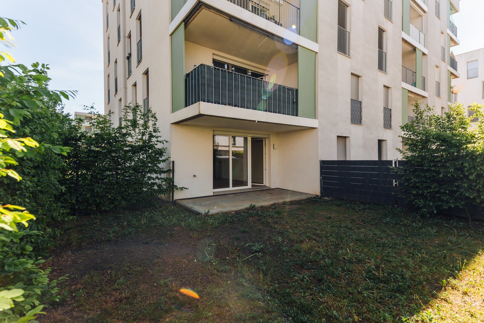 Sonnige Gartenwohnung - eingezäunt und begrünt! Mietpreis inkl. BK, HK und Tiefgaragenplatz!