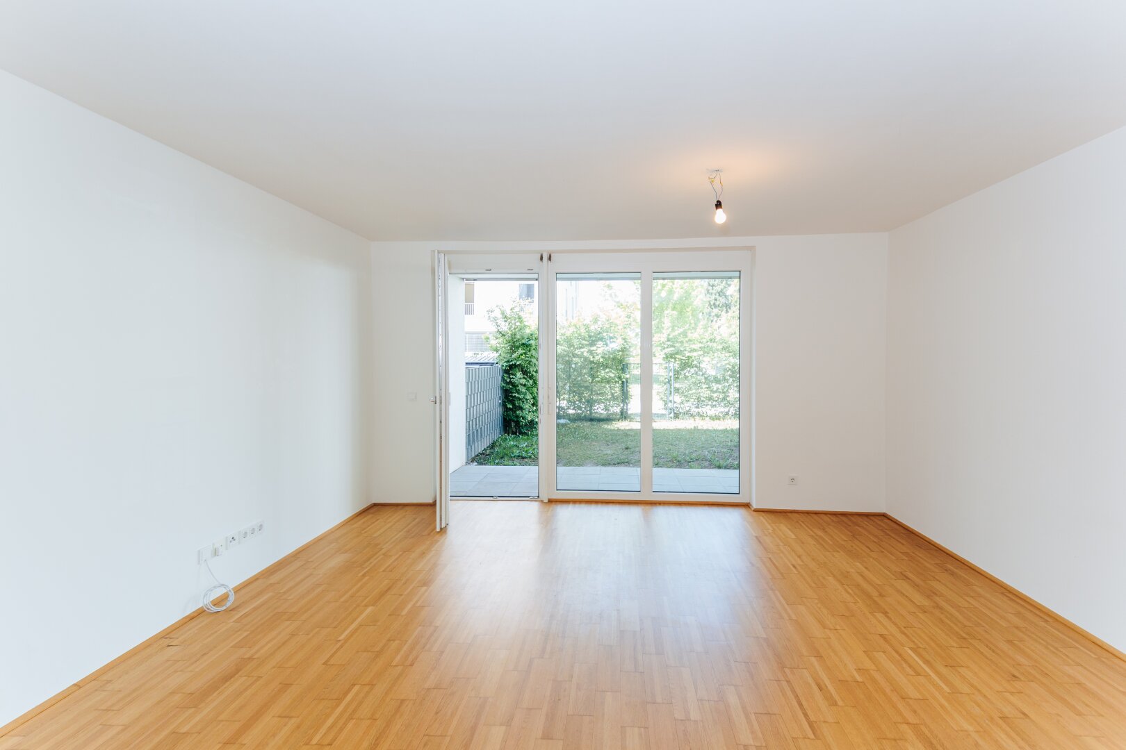 Sonnige Gartenwohnung - eingezäunt und begrünt! Mietpreis inkl. BK, HK und Tiefgaragenplatz!