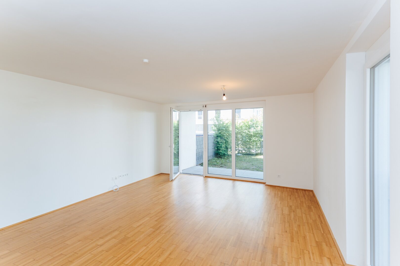 Sonnige Gartenwohnung - eingezäunt und begrünt! Mietpreis inkl. BK, HK und Tiefgaragenplatz!