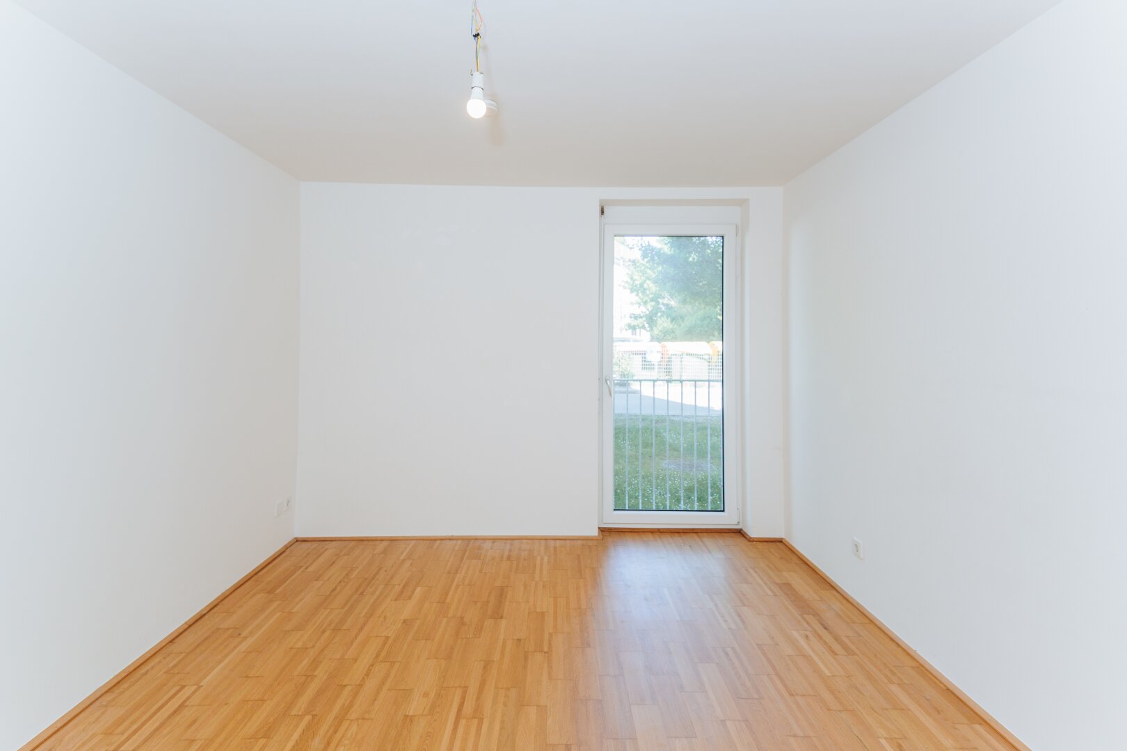 Sonnige Gartenwohnung - eingezäunt und begrünt! Mietpreis inkl. BK, HK und Tiefgaragenplatz!