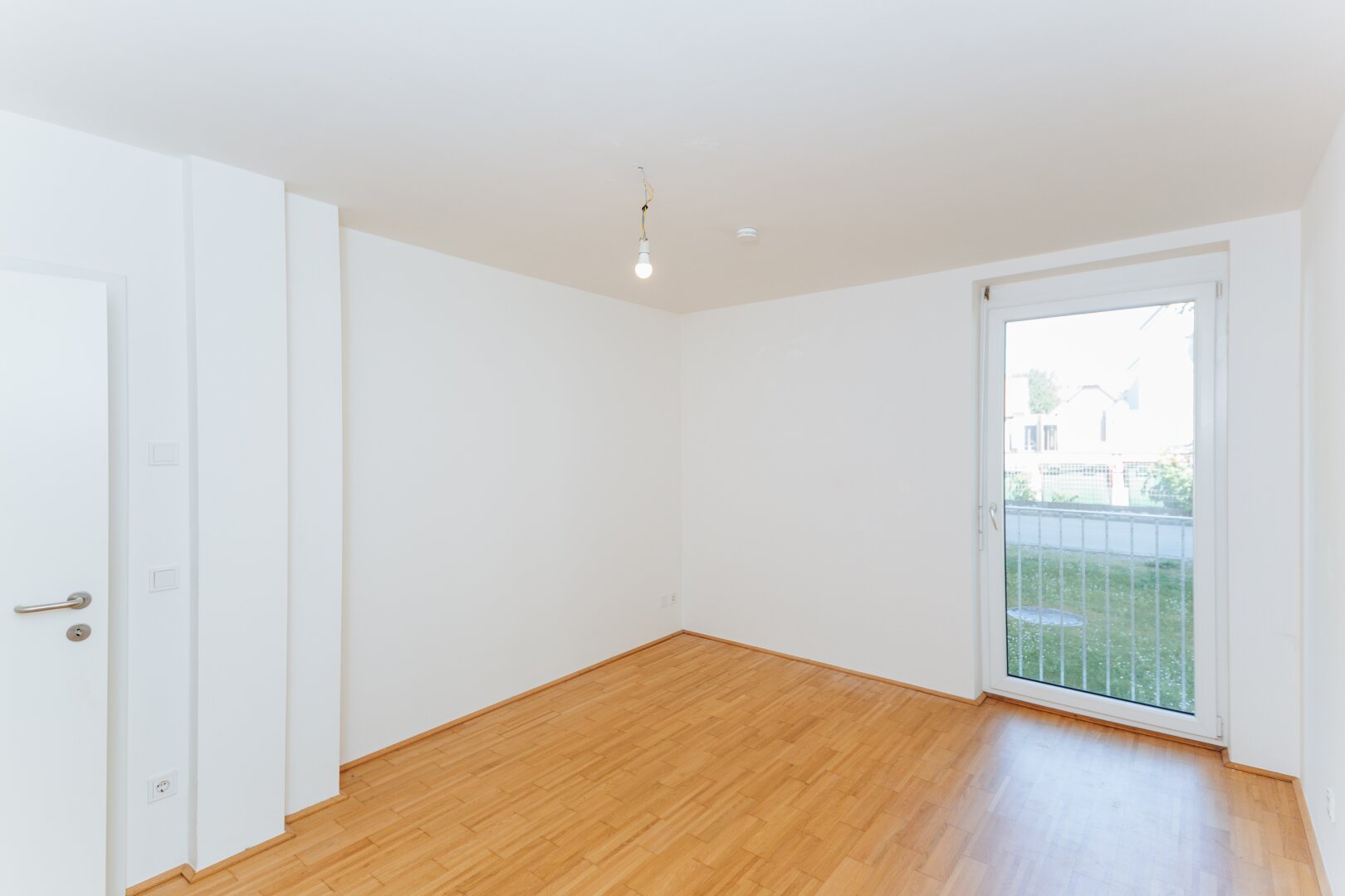 Sonnige Gartenwohnung - eingezäunt und begrünt! Mietpreis inkl. BK, HK und Tiefgaragenplatz!