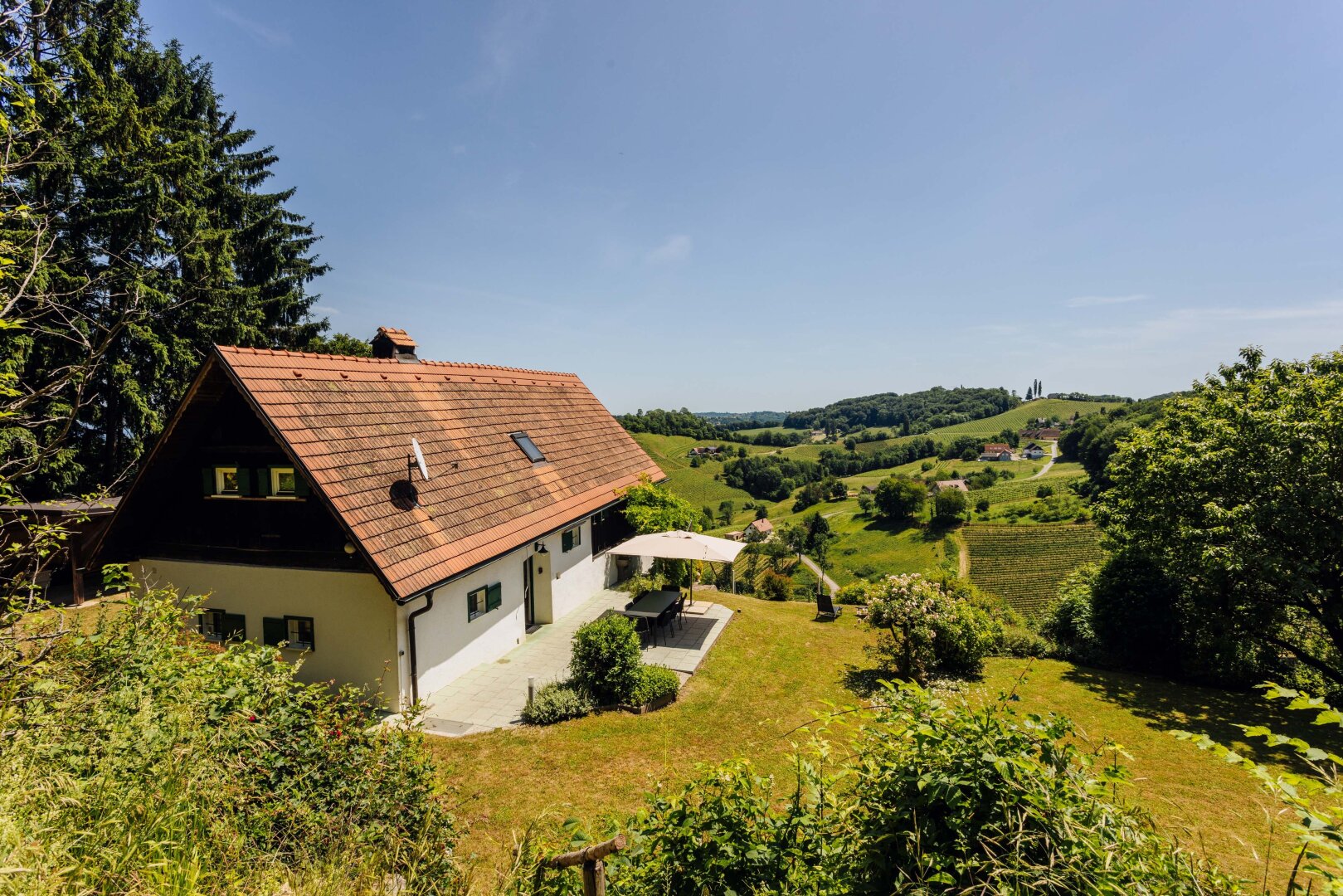 Südsteirische Alleinlage umgeben von Weinbergen mit traumhaftem Panorama!