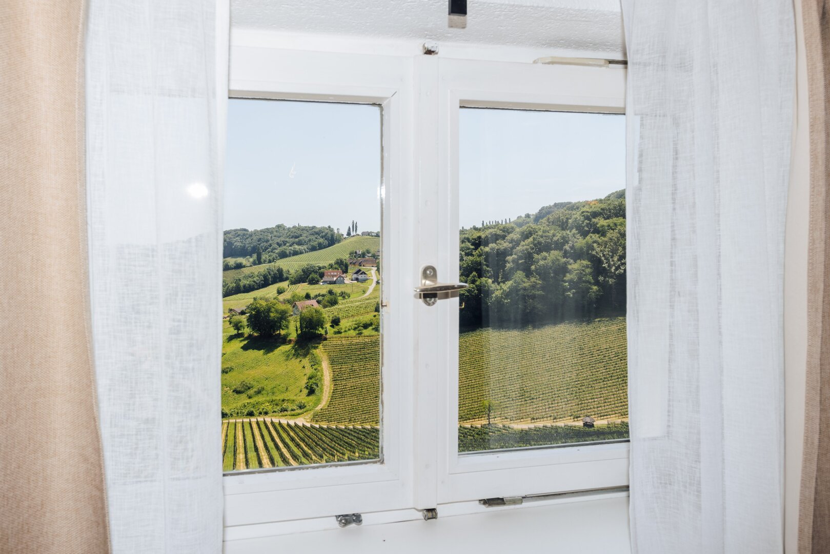 Südsteirische Alleinlage umgeben von Weinbergen mit traumhaftem Panorama!