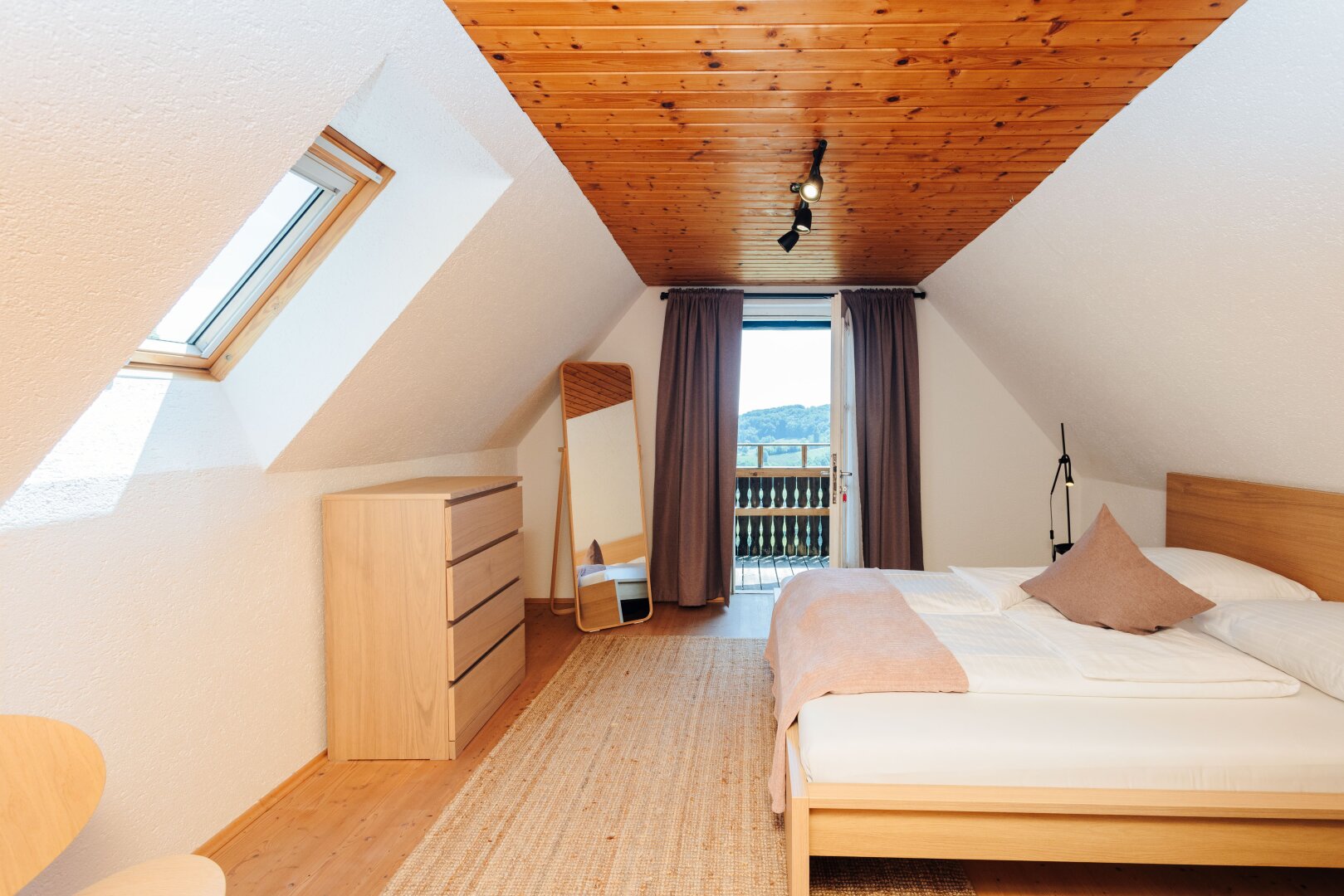 Südsteirische Alleinlage umgeben von Weinbergen mit traumhaftem Panorama!