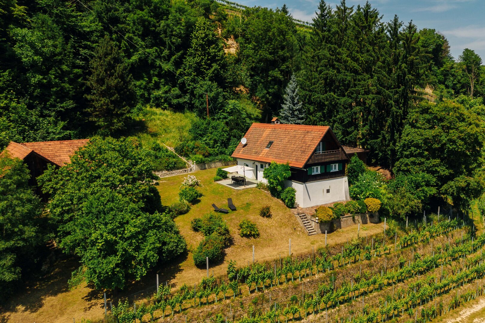 Südsteirische Alleinlage umgeben von Weinbergen mit traumhaftem Panorama!