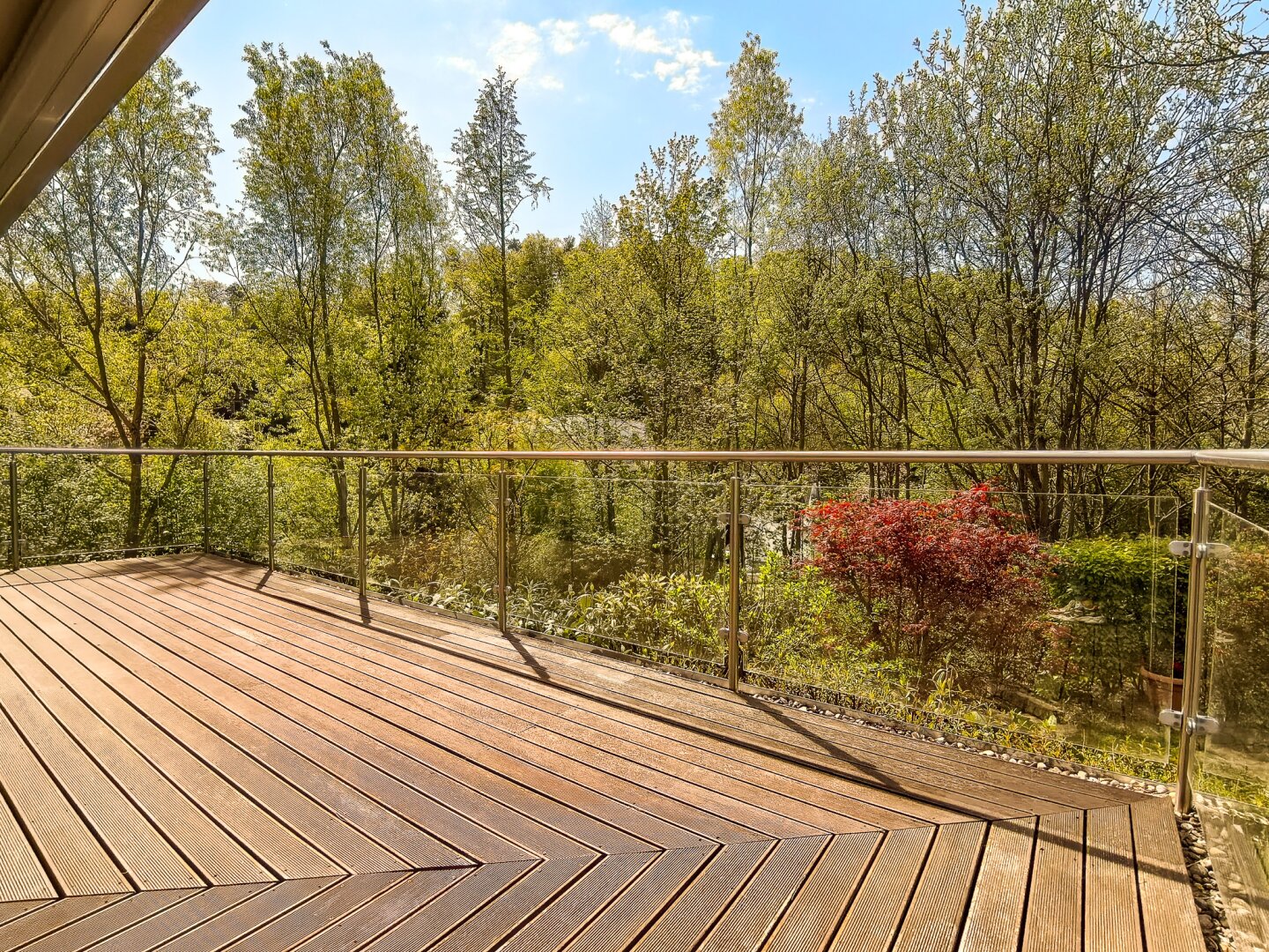 Großzügige Freiflächen verbinden Innen mit Außen.