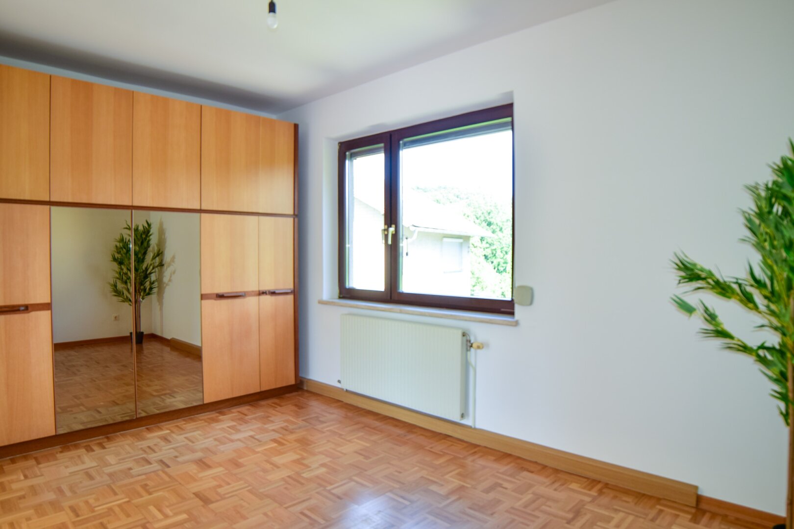 Zimmer 2 mit praktischem Einbauschrank