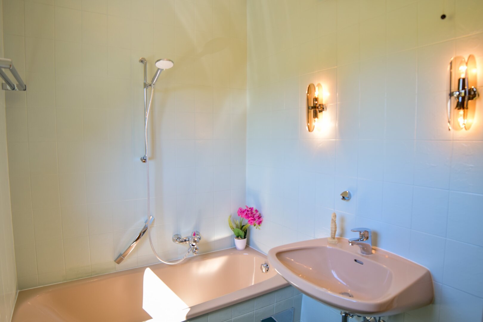 Bad mit Badewanne, Waschtisch und großem Fenster