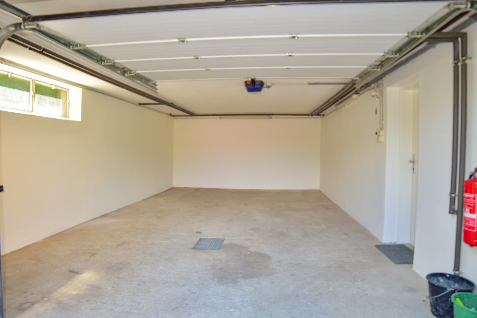 Garage mit automatischem Tor und direktem Zugang zum Haus