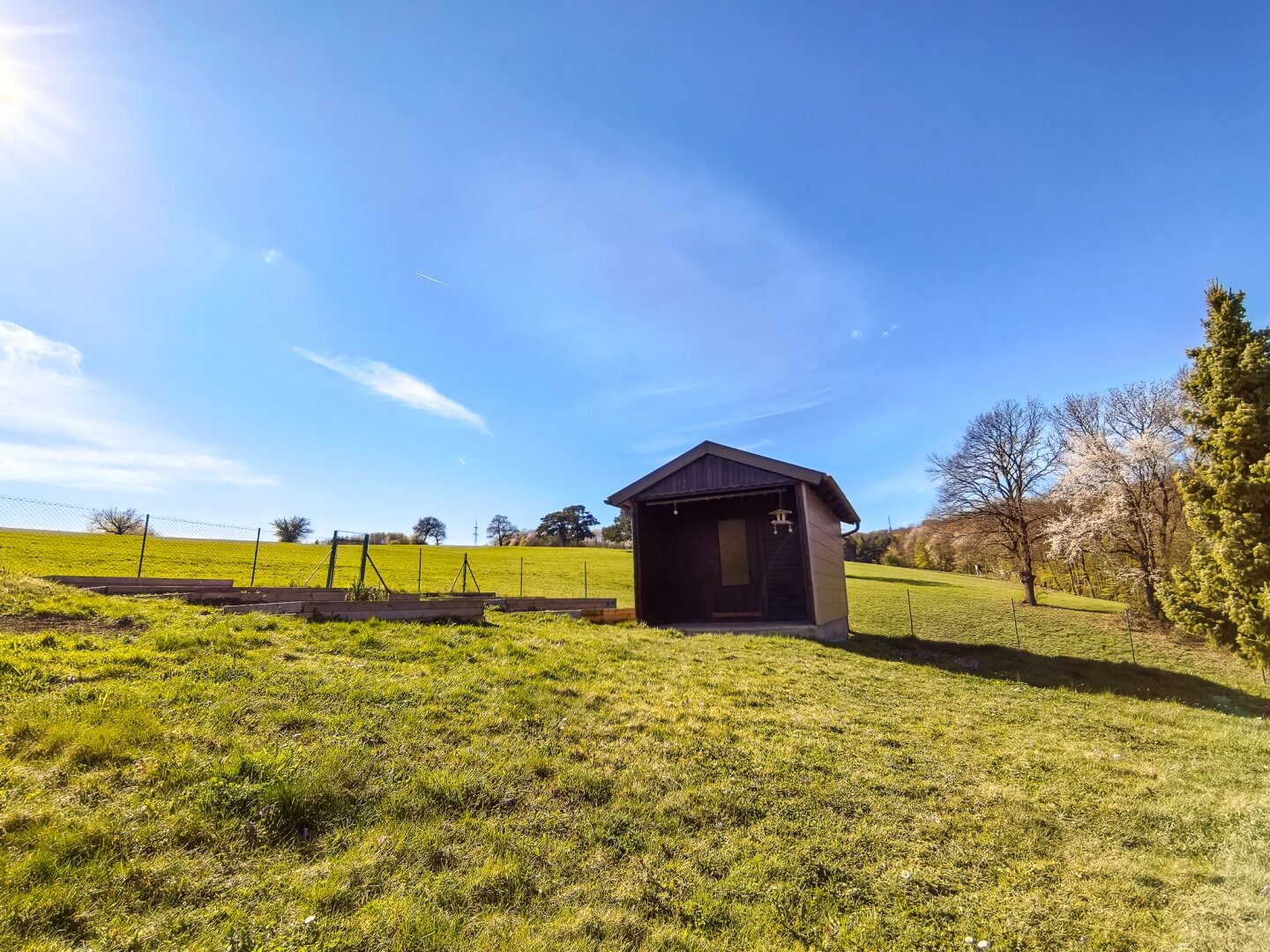 Blick zur Gartenhütte