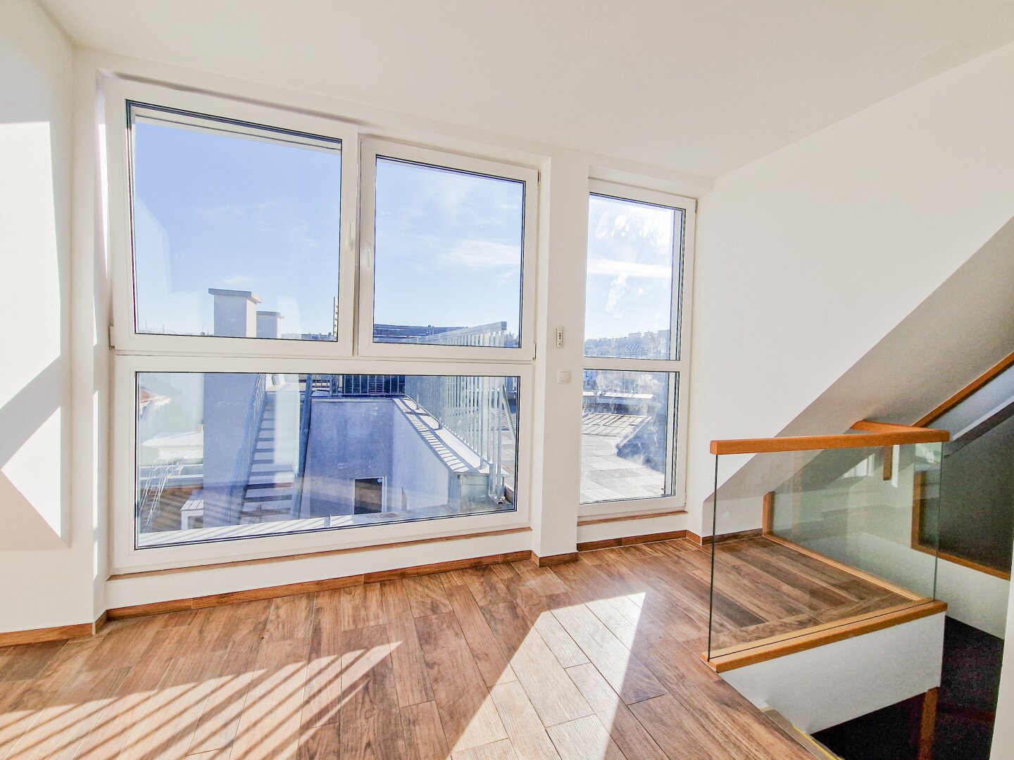 Helle Maisonette Dachgeschoss-Wohnung mit tollem Ausblick | inklusive Garage | Dachterrasse | 2 Gehminuten zur U3 Ottakring