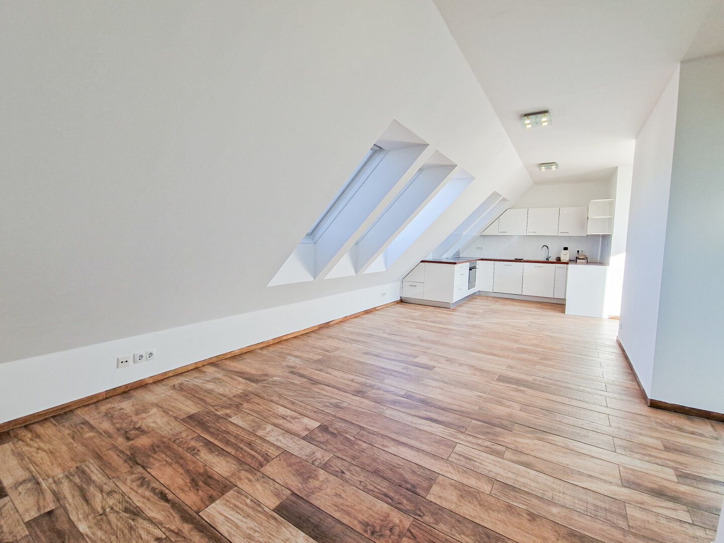 Helle Maisonette Dachgeschoss-Wohnung mit tollem Ausblick | inklusive Garage | Dachterrasse | 2 Gehminuten zur U3 Ottakring