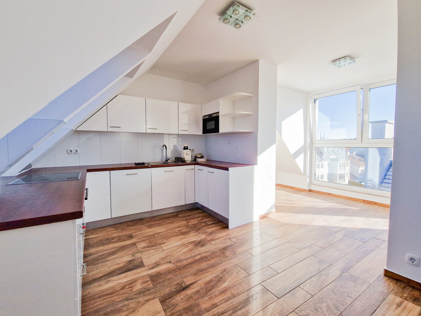 Helle Maisonette Dachgeschoss-Wohnung mit tollem Ausblick | inklusive Garage | Dachterrasse | 2 Gehminuten zur U3 Ottakring