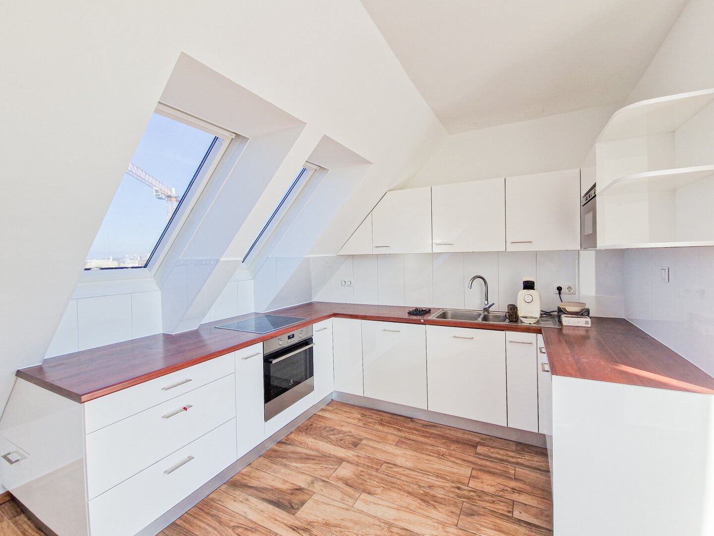 Helle Maisonette Dachgeschoss-Wohnung mit tollem Ausblick | inklusive Garage | Dachterrasse | 2 Gehminuten zur U3 Ottakring