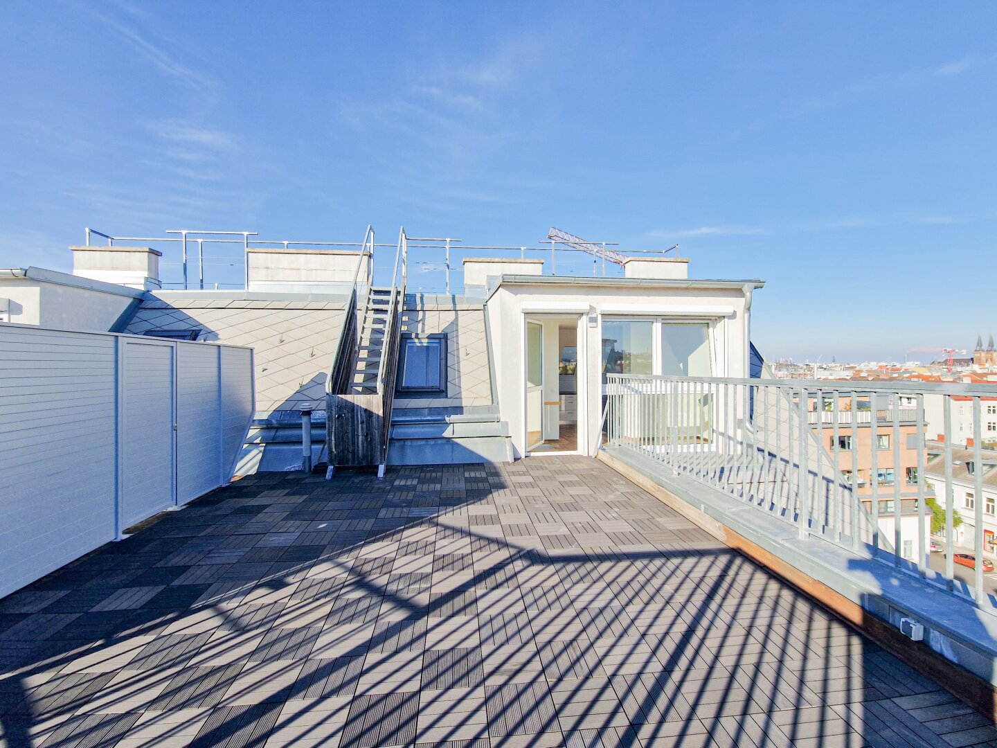 Helle Maisonette Dachgeschoss-Wohnung mit tollem Ausblick | inklusive Garage | Dachterrasse | 2 Gehminuten zur U3 Ottakring