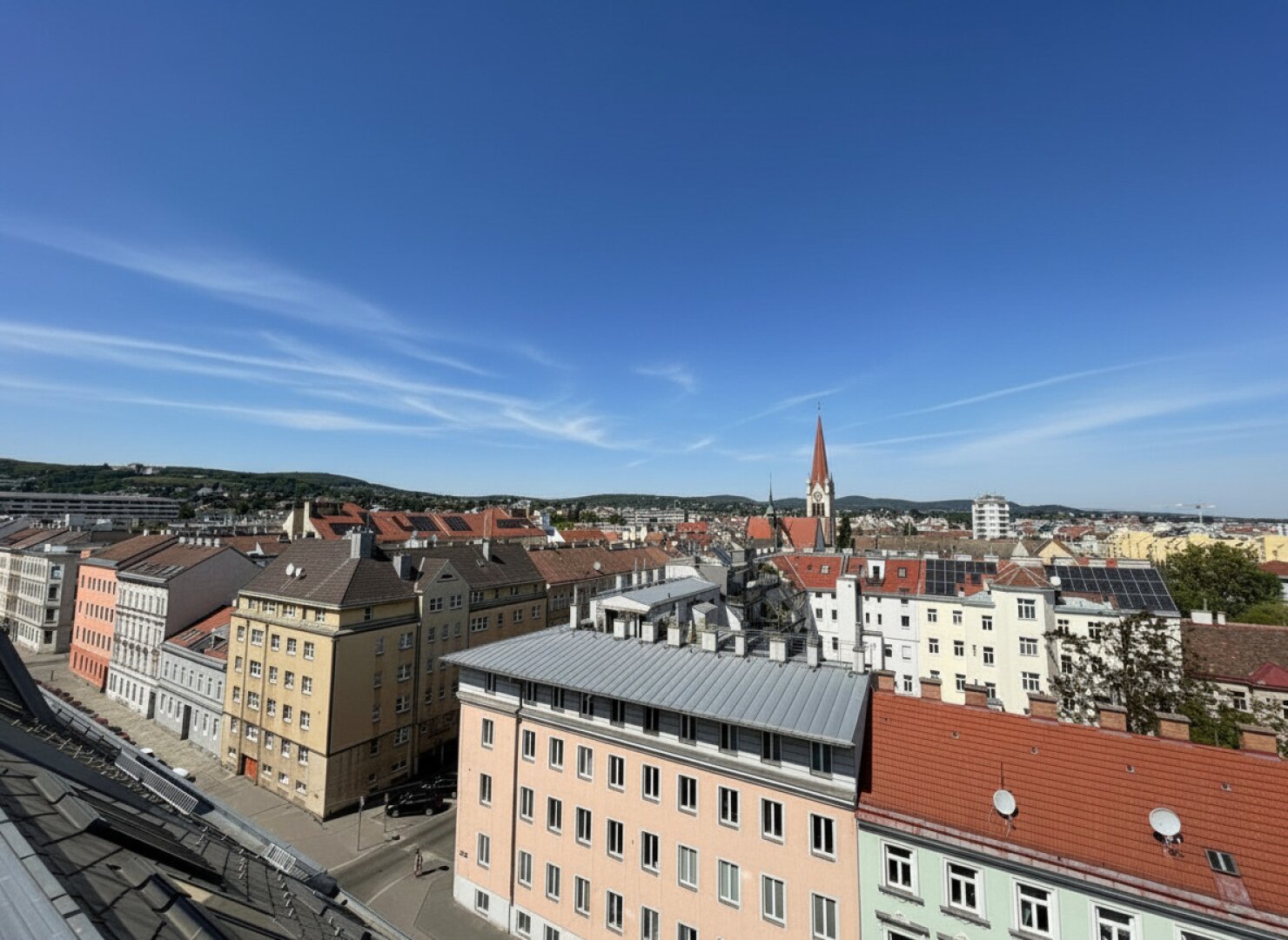 Helle Maisonette Dachgeschoss-Wohnung mit tollem Ausblick | inklusive Garage | Dachterrasse | 2 Gehminuten zur U3 Ottakring
