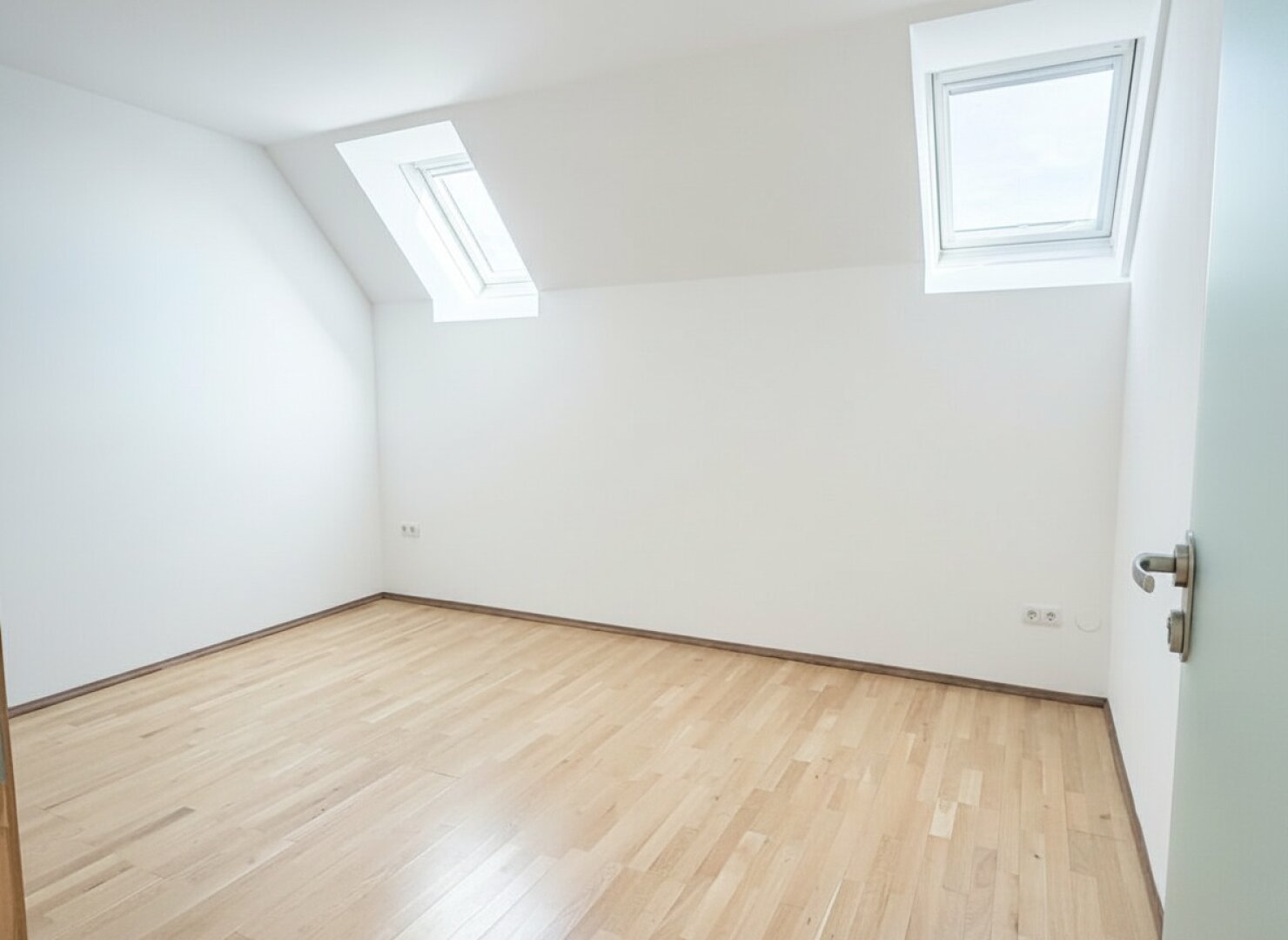 Helle Maisonette Dachgeschoss-Wohnung mit tollem Ausblick | inklusive Garage | Dachterrasse | 2 Gehminuten zur U3 Ottakring