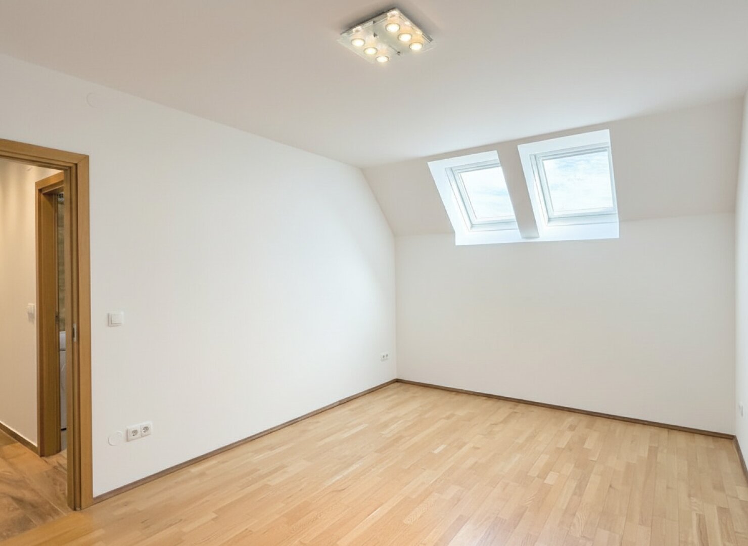 Helle Maisonette Dachgeschoss-Wohnung mit tollem Ausblick | inklusive Garage | Dachterrasse | 2 Gehminuten zur U3 Ottakring