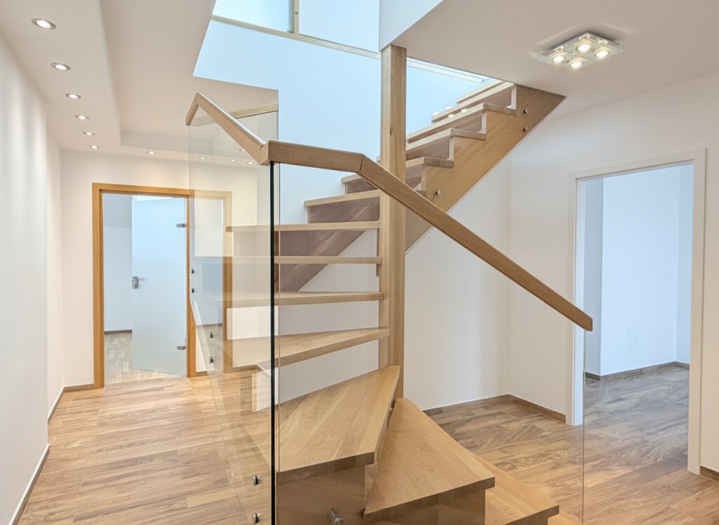 Helle Maisonette Dachgeschoss-Wohnung mit tollem Ausblick | inklusive Garage | Dachterrasse | 2 Gehminuten zur U3 Ottakring