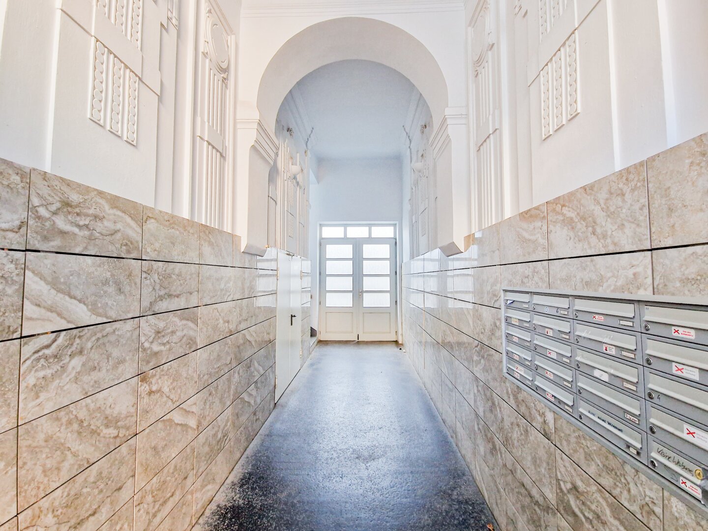 Helle Maisonette Dachgeschoss-Wohnung mit tollem Ausblick | inklusive Garage | Dachterrasse | 2 Gehminuten zur U3 Ottakring