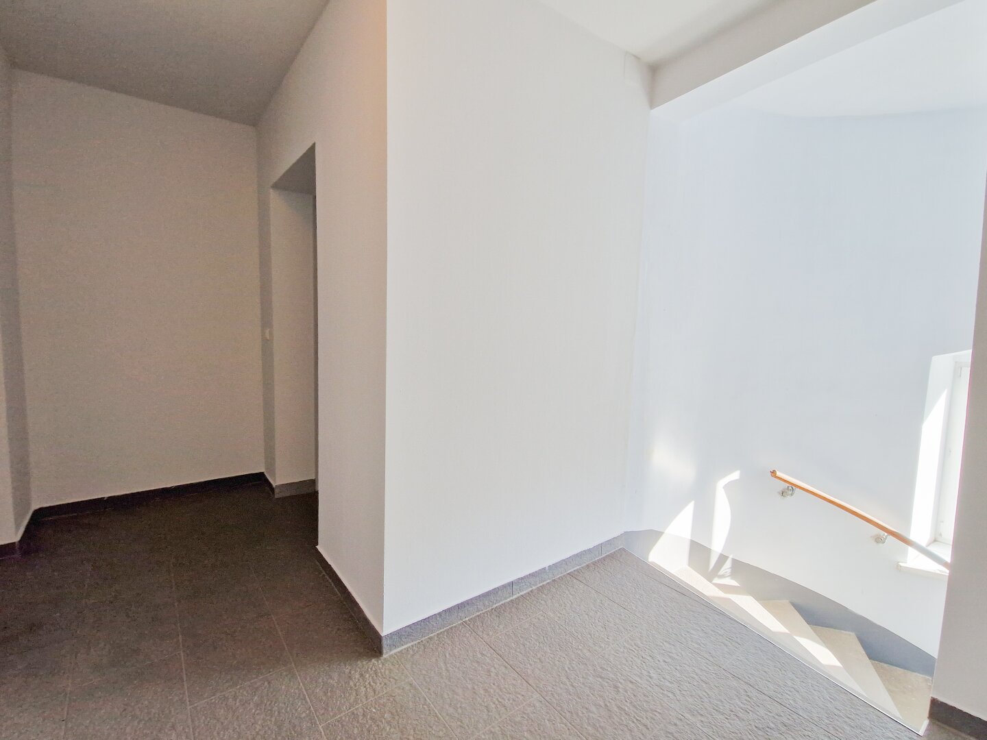 Helle Maisonette Dachgeschoss-Wohnung mit tollem Ausblick | inklusive Garage | Dachterrasse | 2 Gehminuten zur U3 Ottakring